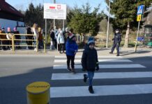 Nowoczesne przejście Safepass przy szkole w Długopolu Dolnym