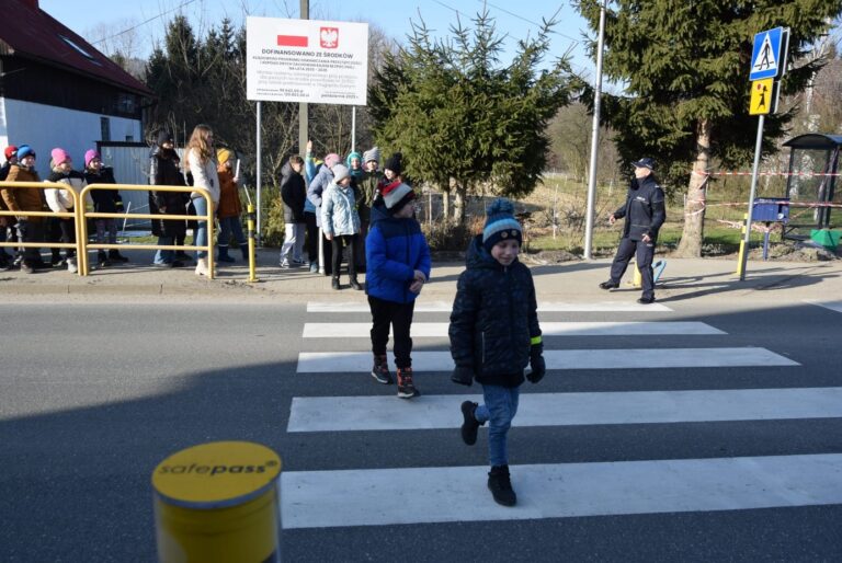 Nowoczesne przejście Safepass przy szkole w Długopolu Dolnym