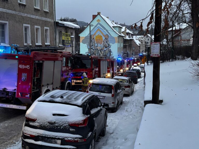 Pożar na klatce schodowej w Dusznikach-Zdroju. Na miejscu 9 jednostek straży pożarnej