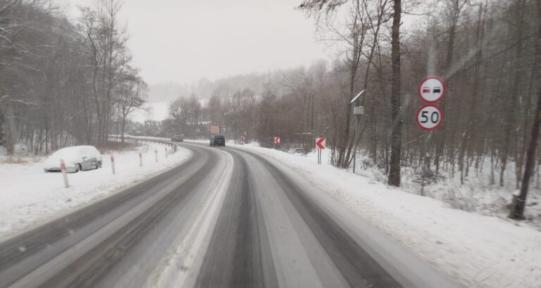 Intensywne opady śniegu i zawieje w powiecie kłodzkim. Ostrzeżenie IMGW