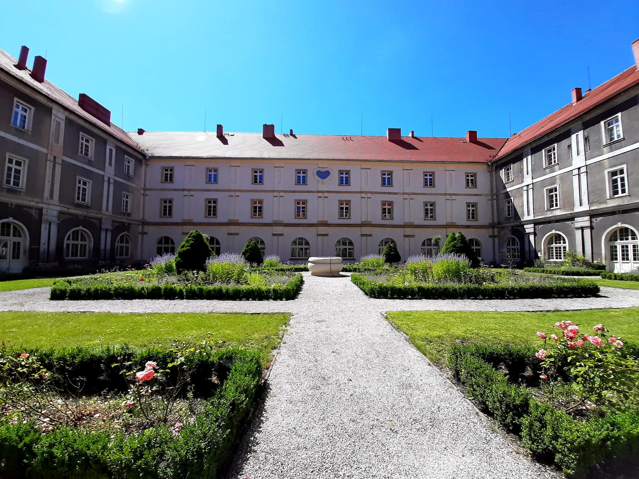 Laboratoria AI i STEM w szkołach powiatu kłodzkiego. 26 placówek z nowoczesnym wyposażeniem [Lista szkół]