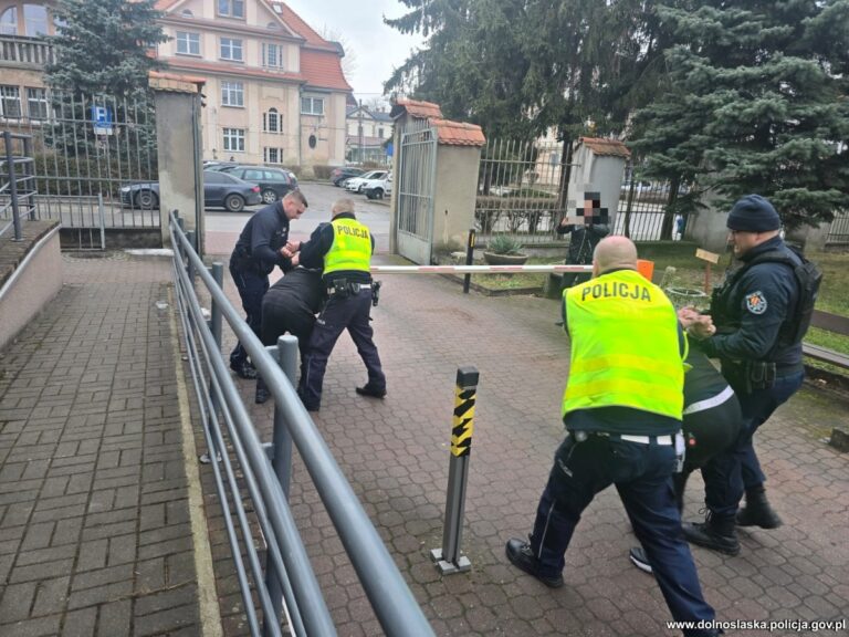 Próba uprowadzenia 23-letniej kobiety. Sprawcy zatrzymani przy granicy w powiecie kłodzkim