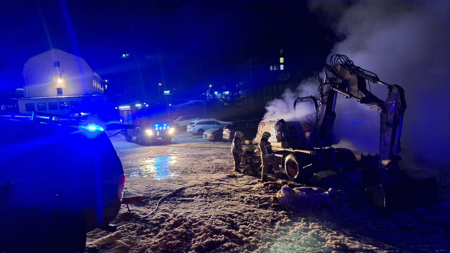 Pożar koparki w Zieleńcu. Maszyna spłonęła na parkingu, straty sięgają 130 tys. złotych