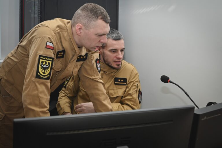 Modernizacja Powiatowego Centrum Zarządzania Kryzysowego w Kłodzku. Nowe systemy zwiększą bezpieczeństwo mieszkańców