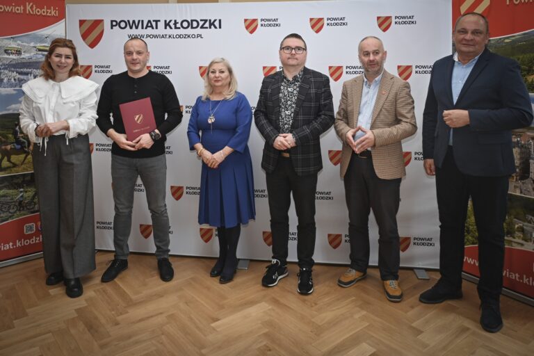 195 tysięcy złotych dla sportu w powiecie kłodzkim. Wręczono promesy dla 45 projektów