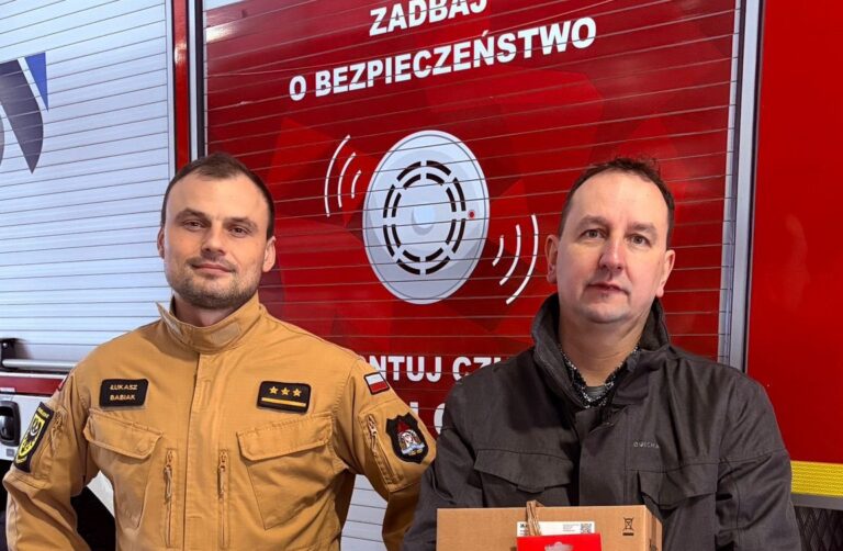 Strażacy rozdają czujki czadu i dymu. Ruszyła akcja w powiecie kłodzkim 