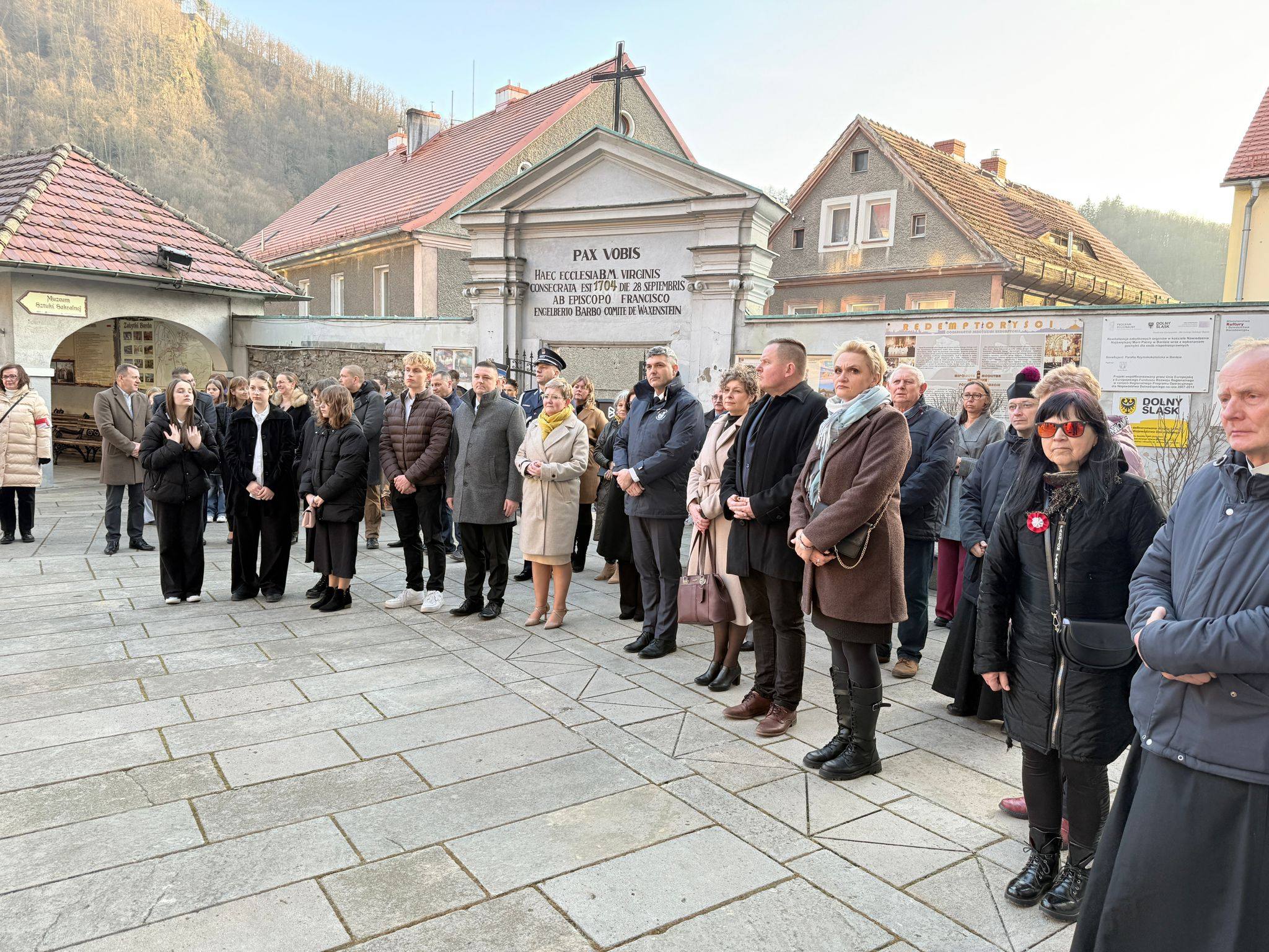 Bardo: 86. rocznica pierwszej masowej deportacji Polaków na Sybir. Marsz Milczenia, odznaczenia i poruszająca uroczystość