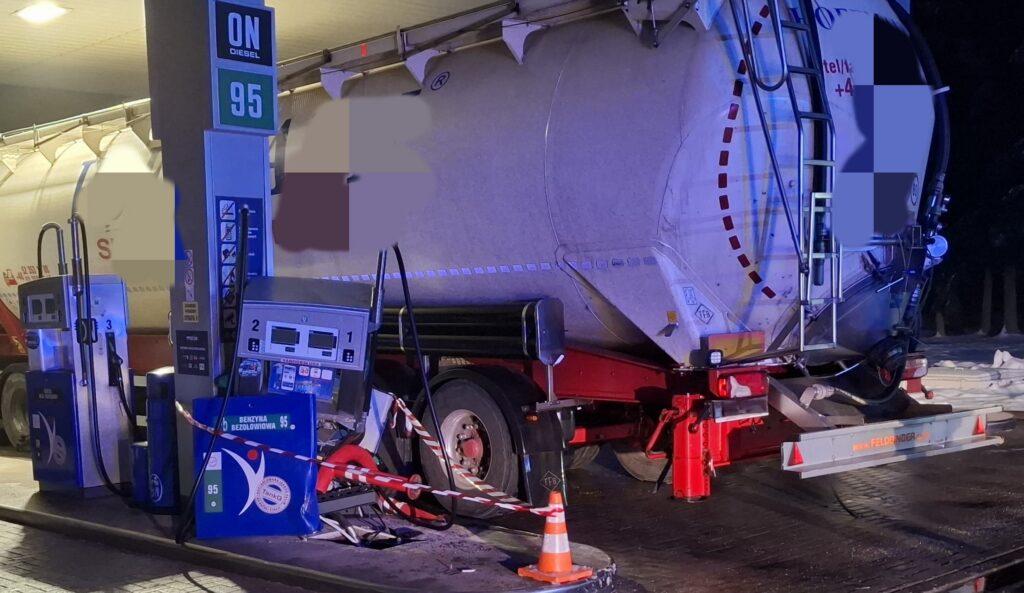 Zdarzenie na stacji paliw w Szczytnej. Ciężarówka uderzyła w dystrybutor