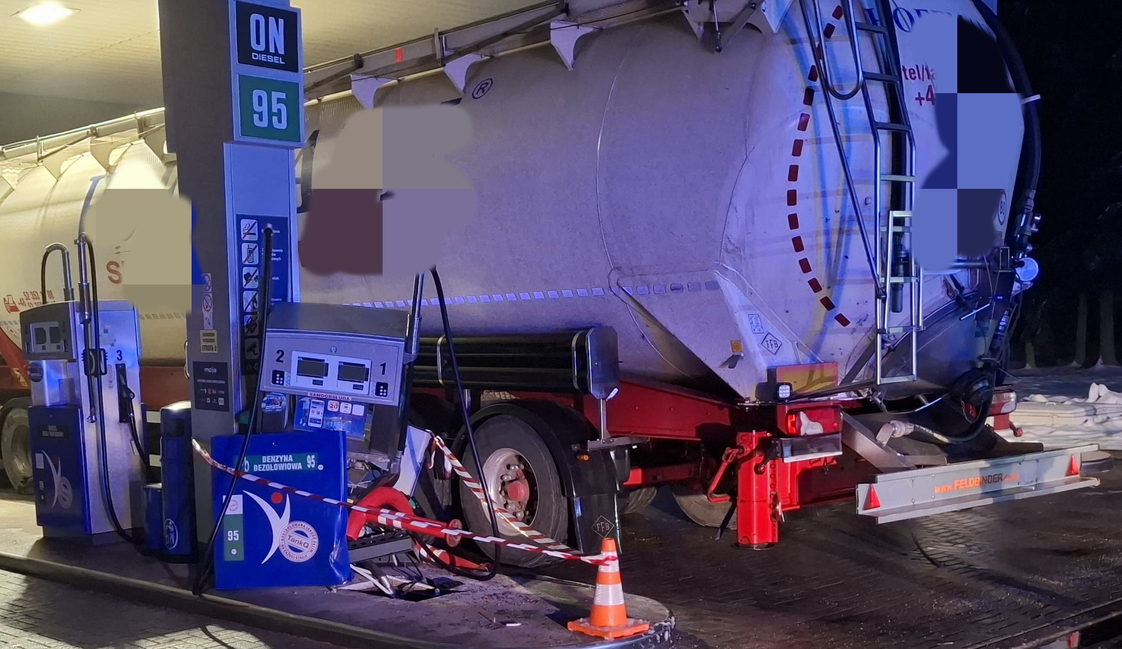 Zdarzenie na stacji paliw w Szczytnej. Ciężarówka uderzyła w dystrybutor
