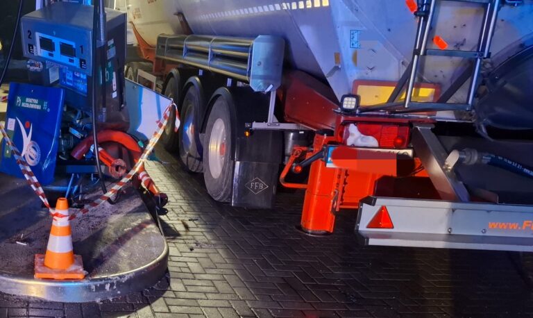 Zdarzenie na stacji paliw w Szczytnej. Ciężarówka uderzyła w dystrybutor