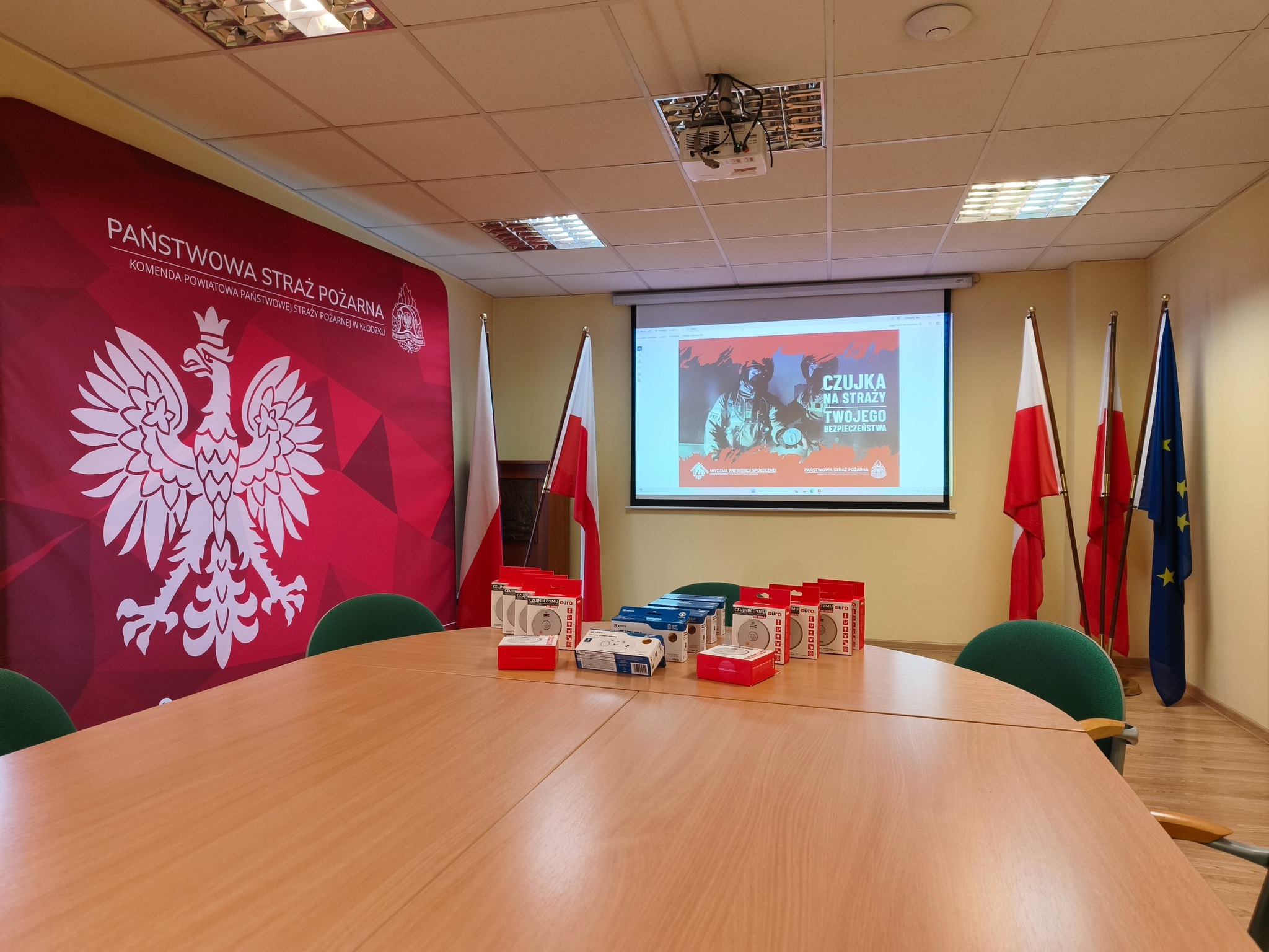 Akcja „Czadowa Straż” w Kłodzku. Mieszkańcy otrzymali czujki czadu i dymu