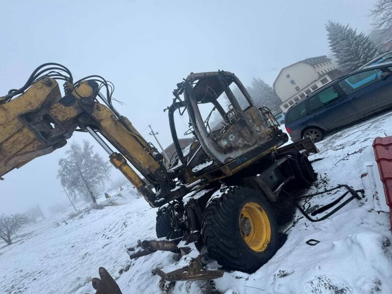 Pożar koparki w Zieleńcu. Maszyna spłonęła na parkingu, straty sięgają 130 tys. złotych