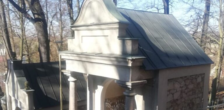 Zniszczenie zabytkowych kaplic w Wambierzycach. Policja zatrzymała 61-letniego mieszkańca powiatu kłodzkiego