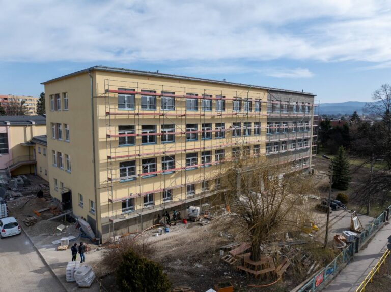 Trwa termomodernizacja Szkoły Podstawowej nr 2 w Bystrzycy Kłodzkiej