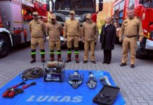 OSP Świerki z nowym sprzętem. Przekazano narzędzia hydrauliczne z JRG Nowa Ruda