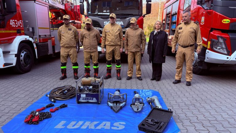 OSP Świerki z nowym sprzętem. Przekazano narzędzia hydrauliczne z JRG Nowa Ruda