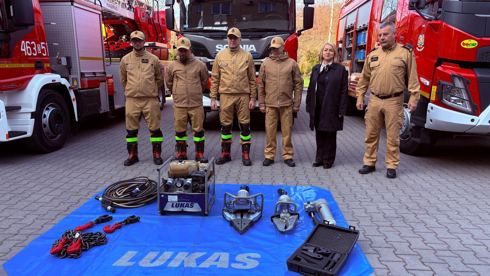 OSP Świerki z nowym sprzętem. Przekazano narzędzia hydrauliczne z JRG Nowa Ruda