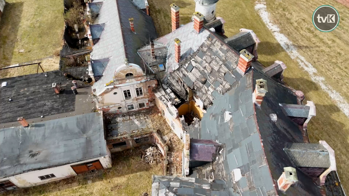 Kolejne zawalenie w pałacu w Bożkowie. Konserwator i policja potwierdzili zniszczenia