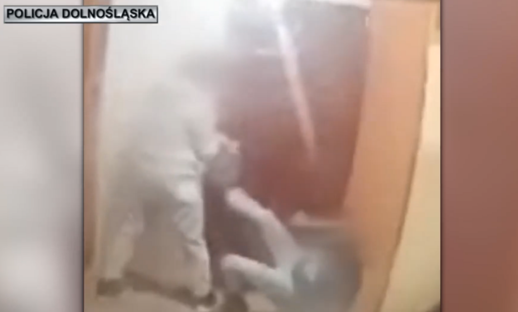 Kłodzko: chciały się zemścić, ale pomyliły mieszkania. Usłyszały zarzuty i muszą naprawić szkody