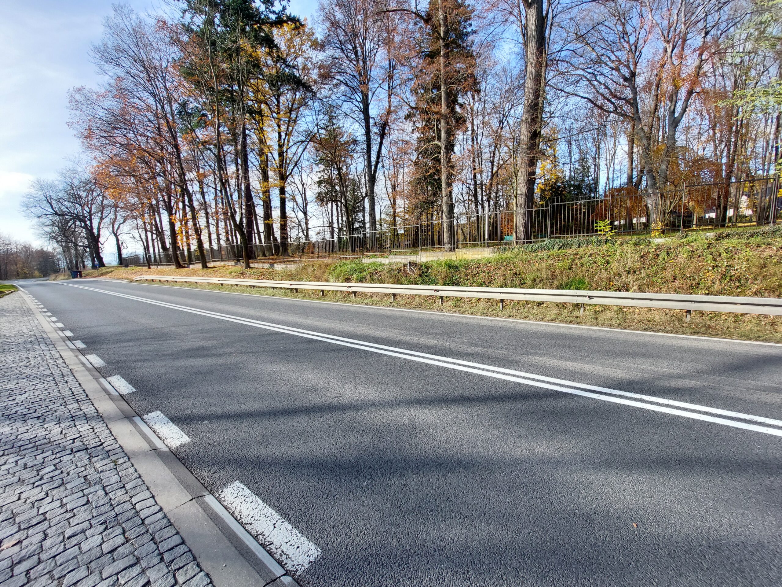 Nowy chodnik i przejście dla pieszych przy DK46 w Podzamku. GDDKiA ogłosiła przetarg
