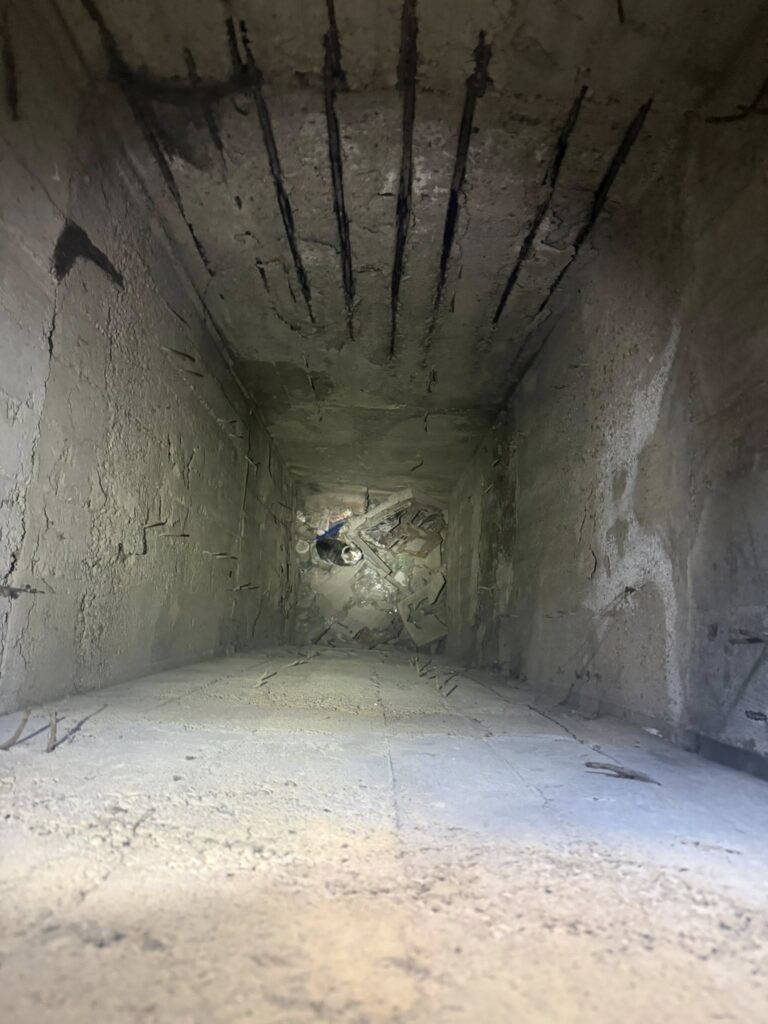 Kot wpadł do nieczynnego kanału wentylacyjnego. Uratowali go strażacy z OSP Nowa Ruda Słupiec