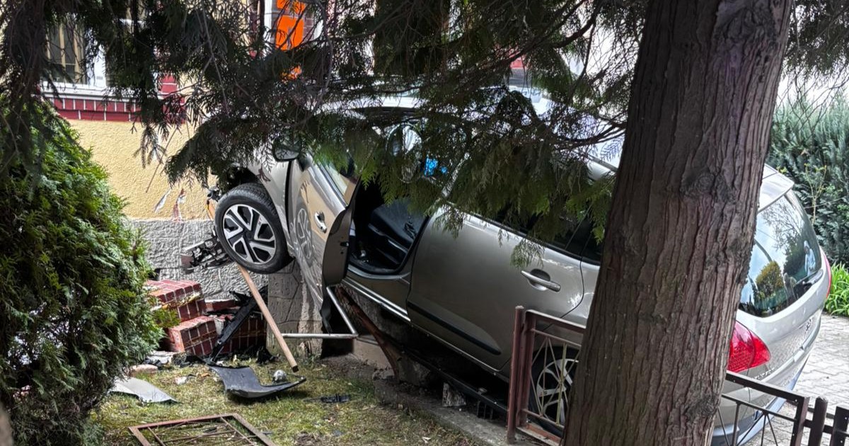 Wypadek w Kudowie-Zdroju. Auto uderzyło w budynek