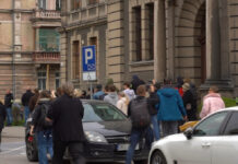 Przyszli przed gmach sądu, by wesprzeć podejrzanego o zabójstwo 26-latka w Bystrzycy Kłodzkiej