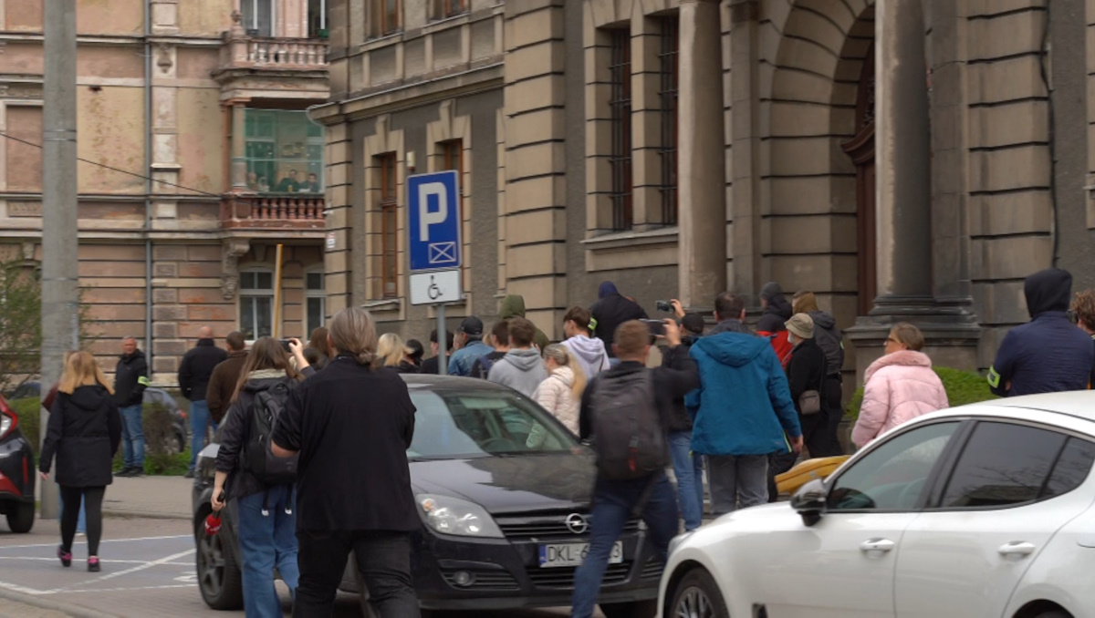 Przyszli przed gmach sądu, by wesprzeć podejrzanego o zabójstwo 26-latka w Bystrzycy Kłodzkiej