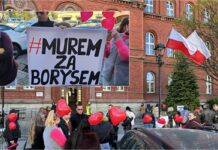 Sąd w Świdnicy rozpatruje zażalenie na areszt Borysa B. Czerwone balony jako wyraz wsparcia