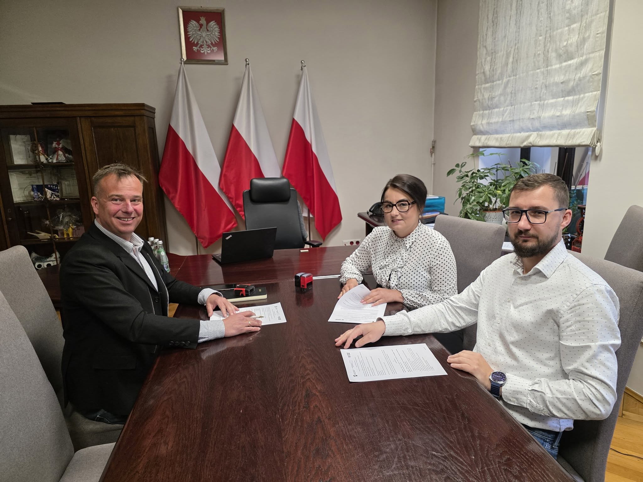 Gmina Nowa Ruda modernizuje kolejne budynki. Umowy na termomodernizację w Sokolicy i Ludwikowicach Kłodzkich podpisane!