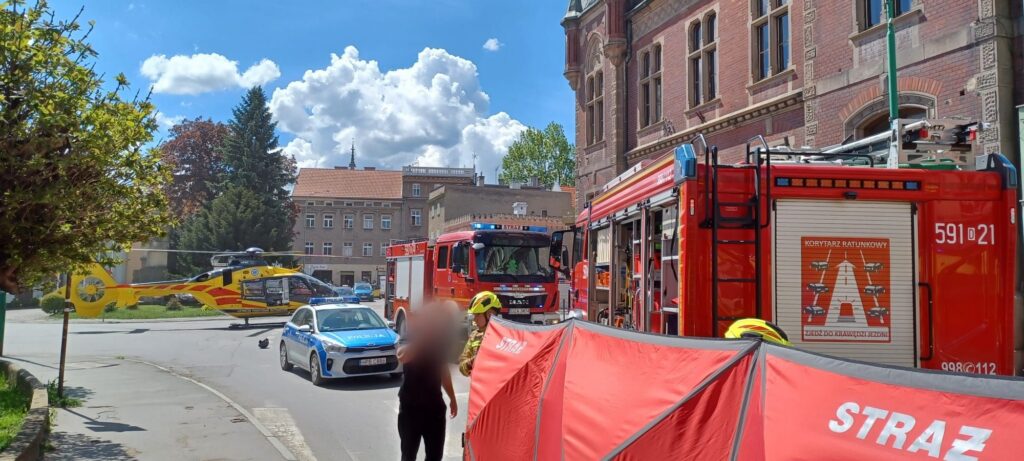 Tragiczny wypadek w Ząbkowicach Śląskich. Auto uderzyło w budynek, nie żyje 73-letnia kobieta