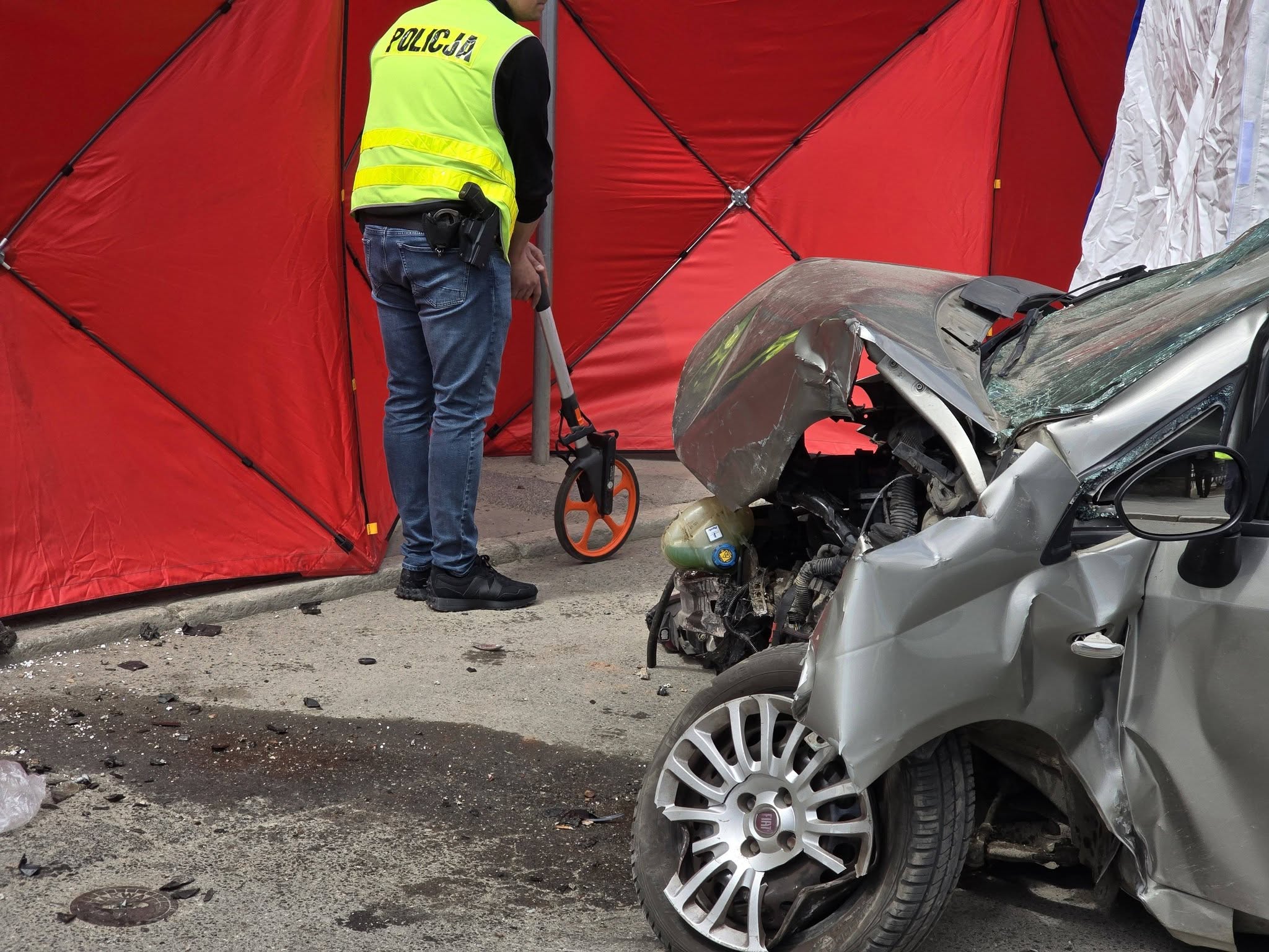 Tragiczny wypadek w Ząbkowicach Śląskich. Auto uderzyło w budynek, nie żyje 73-letnia kobieta