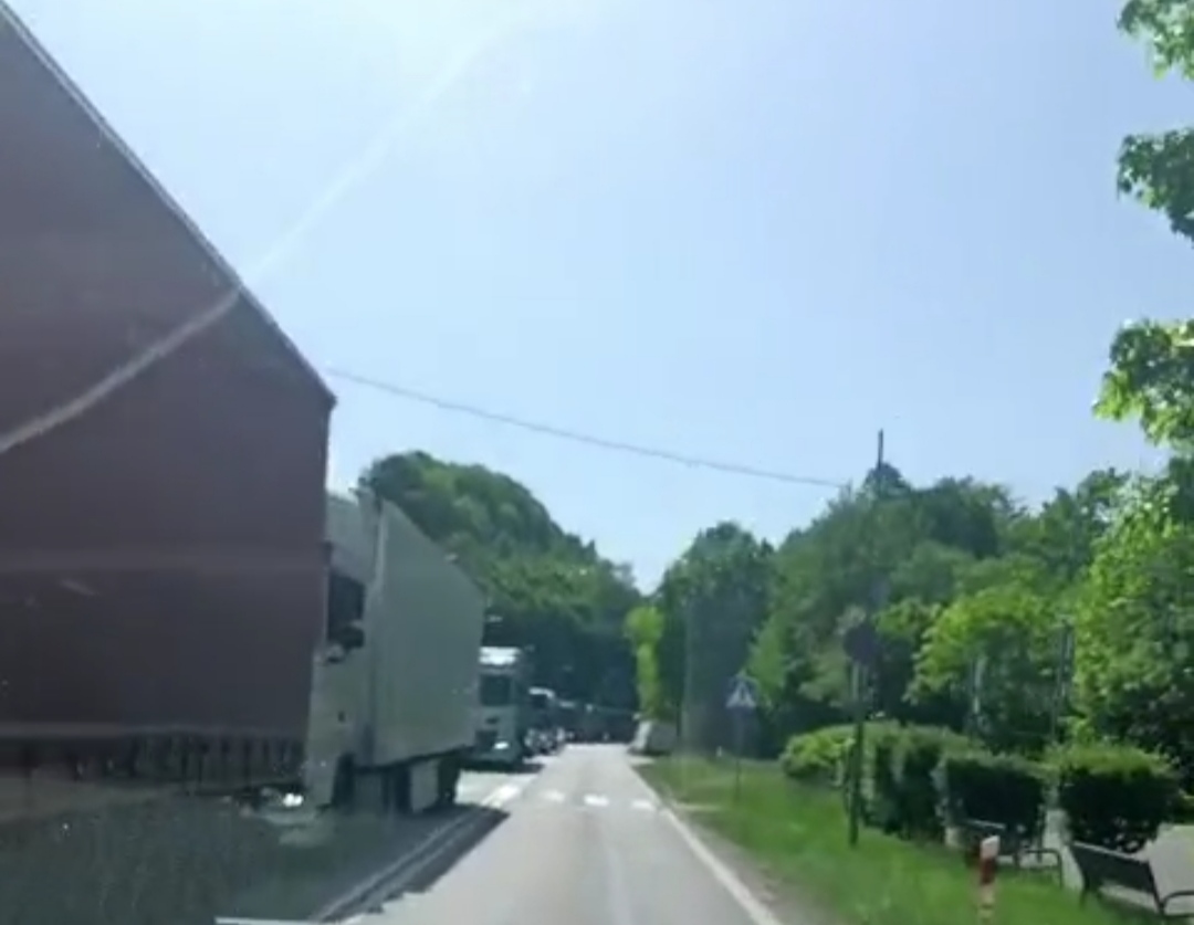 Uwaga kierowcy! Ogromne korki na DK-8 od przejścia granicznego Kudowa Słone – Nachod