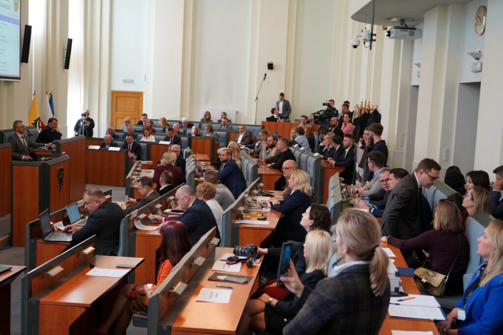 Absolutorium bez głosowania. KO przerwała sesję sejmiku walcząc o trzecie miejsce w zarządzie