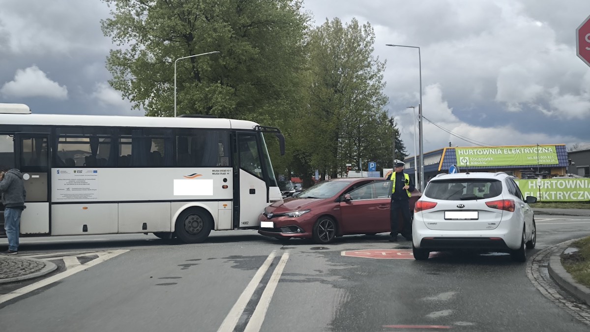 Wypadek autobusu i osobówki na skrzyżowaniu Korytowskiej, Zajęczej i Objazdowej