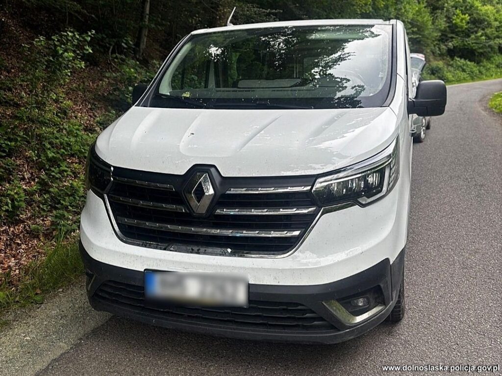 Kudowa-Zdrój: policjanci odzyskali skradzionego w Czechach Renault Trafic. Zatrzymano dwóch mężczyzn
