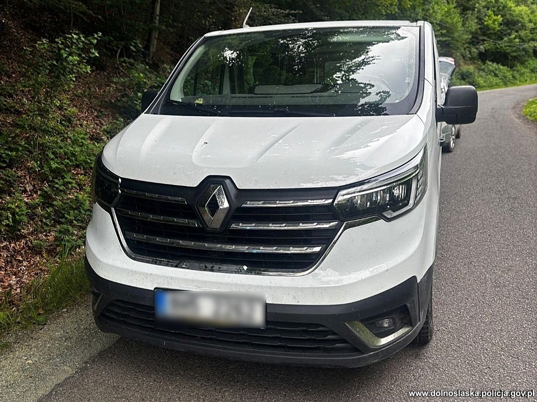 Kudowa-Zdrój: policjanci odzyskali skradzionego w Czechach Renault Trafic. Zatrzymano dwóch mężczyzn