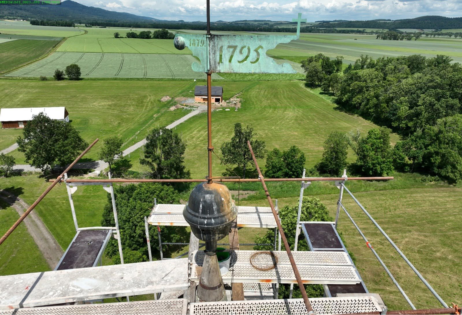 Ruszył remont kościoła pw. św. Wawrzyńca w Budzowie. Historyczna kula zdjęta z wieży