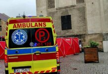 Tragiczny wypadek w Bardzie. Auto wjechało na chodnik i potrąciło pieszych. Nie żyją dwie osoby