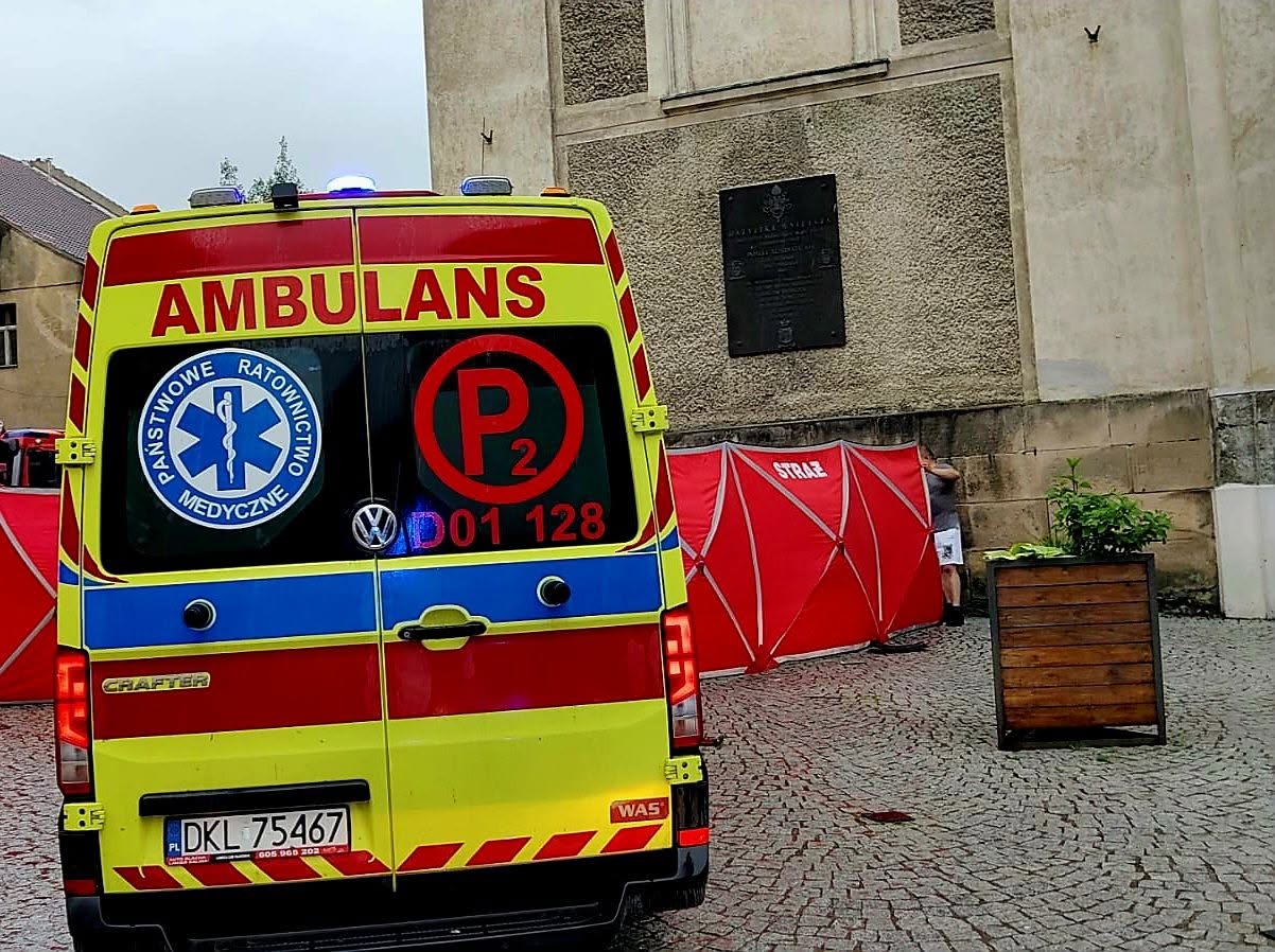 Tragiczny wypadek w Bardzie. Auto wjechało na chodnik i potrąciło pieszych. Nie żyją dwie osoby