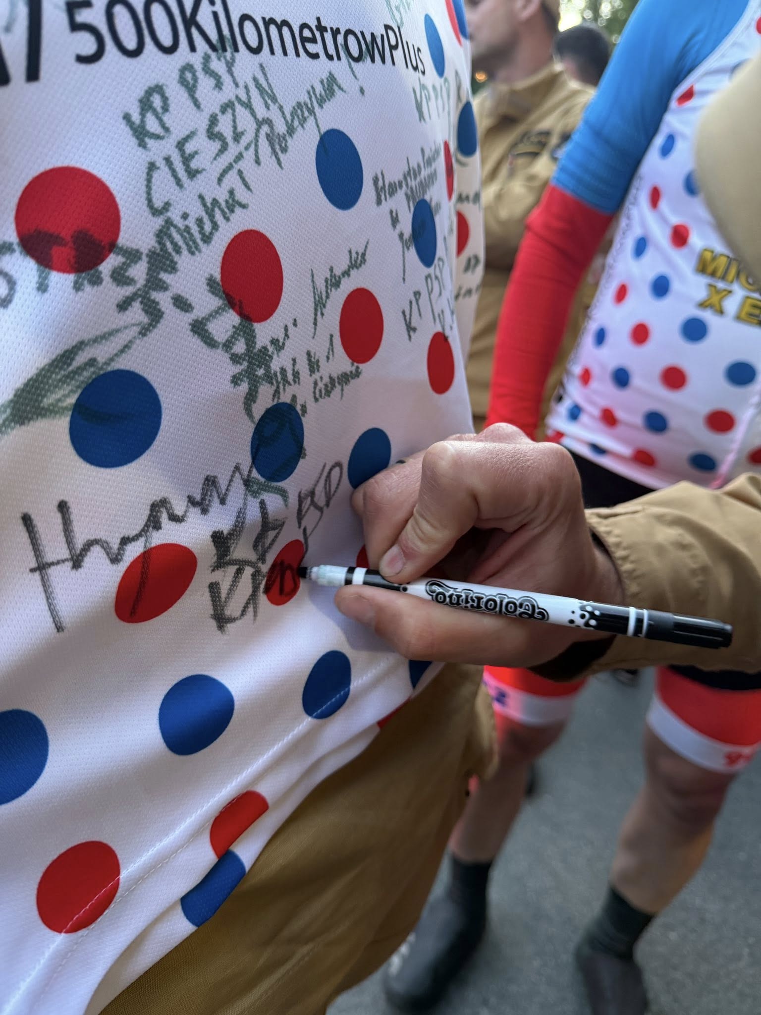 Charytatywny Ultramaraton Kolarski „500 kilometrów +” dotarł do Kłodzka. Strażacy, policjanci i cywile jadą dla Michalinki
