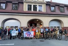 Charytatywny Ultramaraton Kolarski „500 kilometrów +” dotarł do Kłodzka. Strażacy, policjanci i cywile jadą dla Michalinki