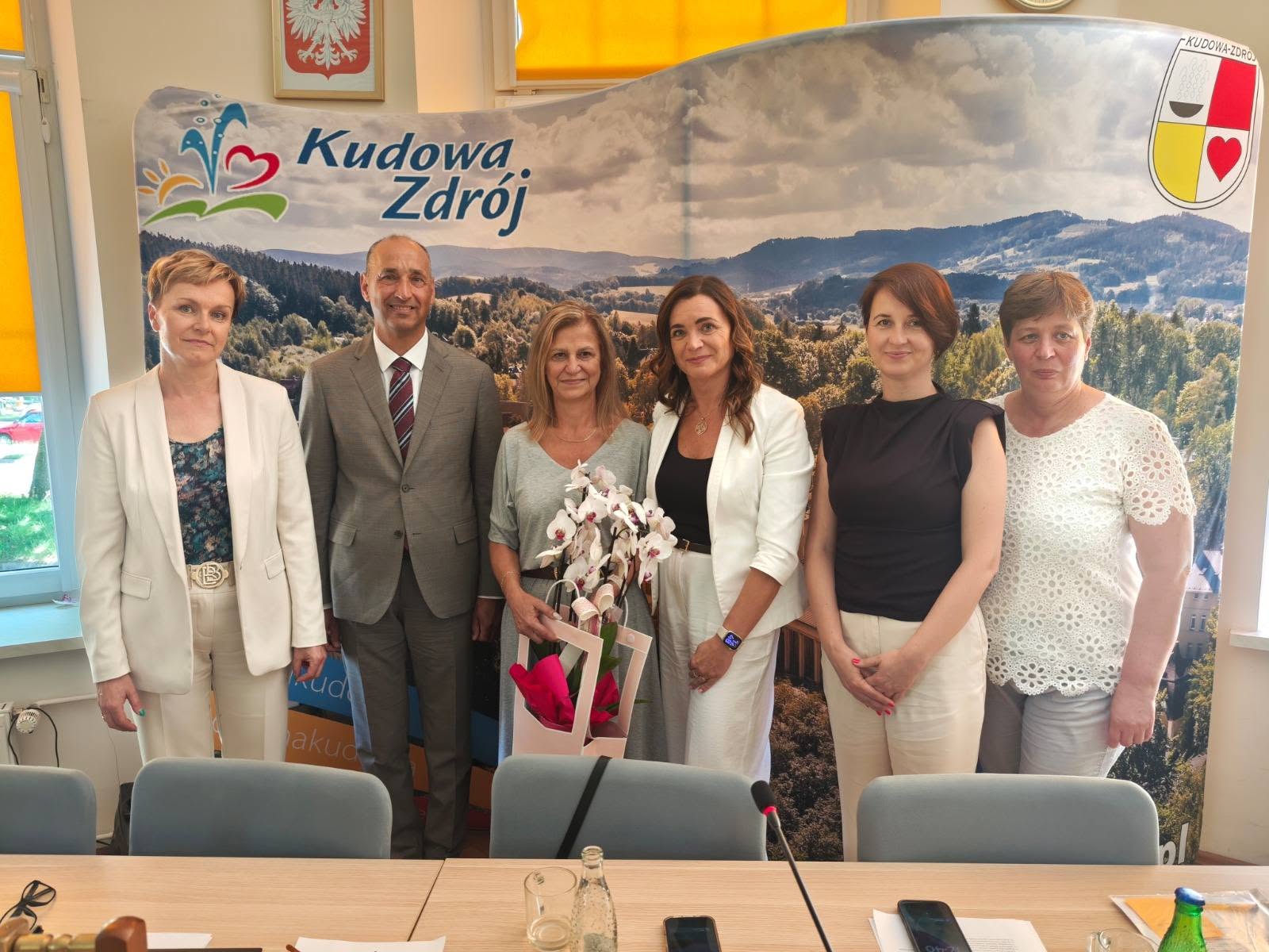 Kudowa-Zdrój: Burmistrz z wotum zaufania. Po 32 latach pracy na emeryturę odchodzi Bernadeta Stasiak