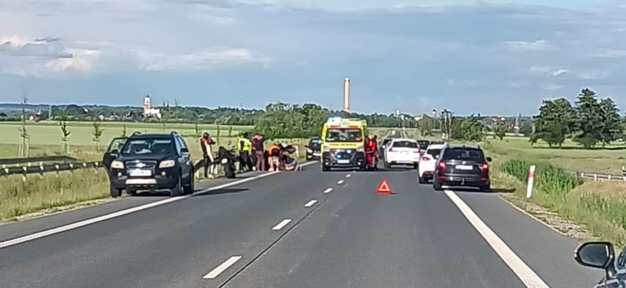 Wypadek motocyklisty na DK-46. Droga między Złotym Stokiem a Paczkowem zablokowana