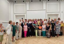 Młodzieżowa Rada Miejska Kłodzka przekazała defibrylator AED dla seniorów