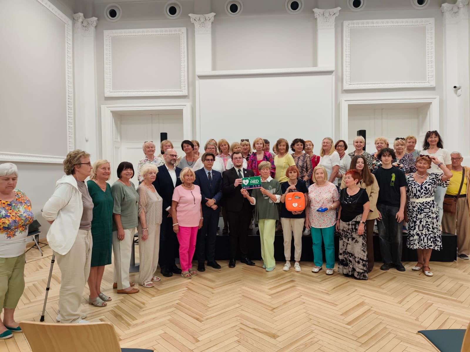 Młodzieżowa Rada Miejska Kłodzka przekazała defibrylator AED dla seniorów