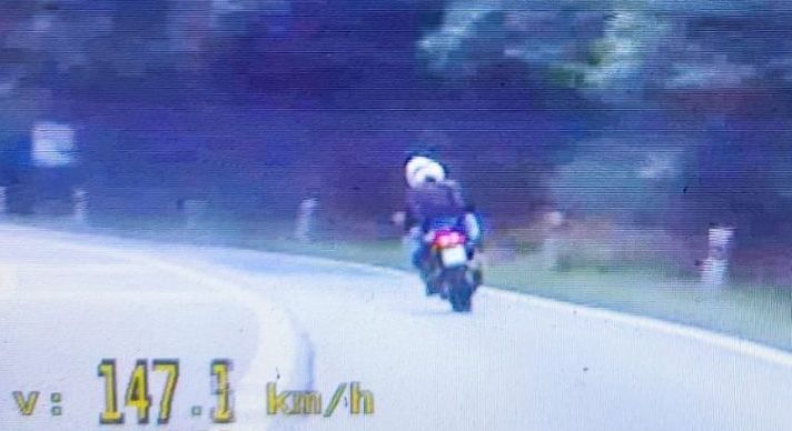 147km/h na „ósemce” i seria wykroczeń. Motocyklista dostał prawie 4000 zł mandatu i 35 punktów