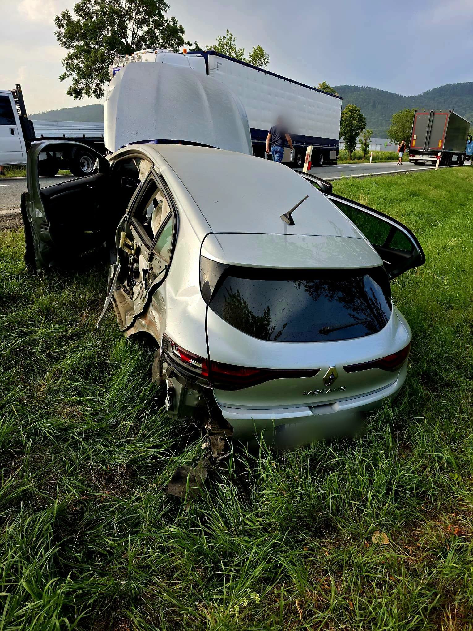 Poważny wypadek na DK-8 koło Barda. Zderzyły się autobus, dwie ciężarówki i osobówka