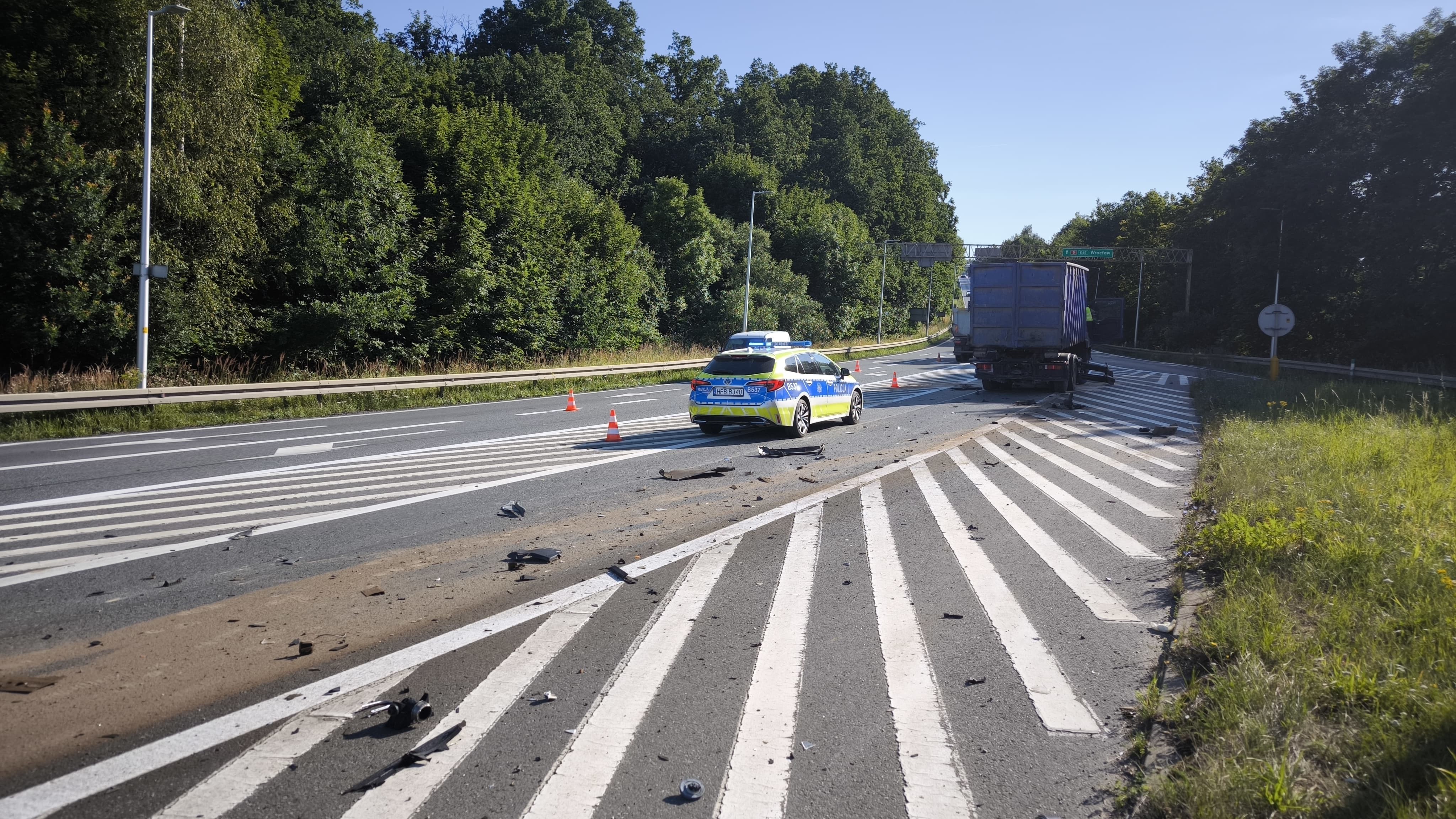 Kłodzko: zderzenie forda z ciężarówką na DK-8. Są utrudnienia!