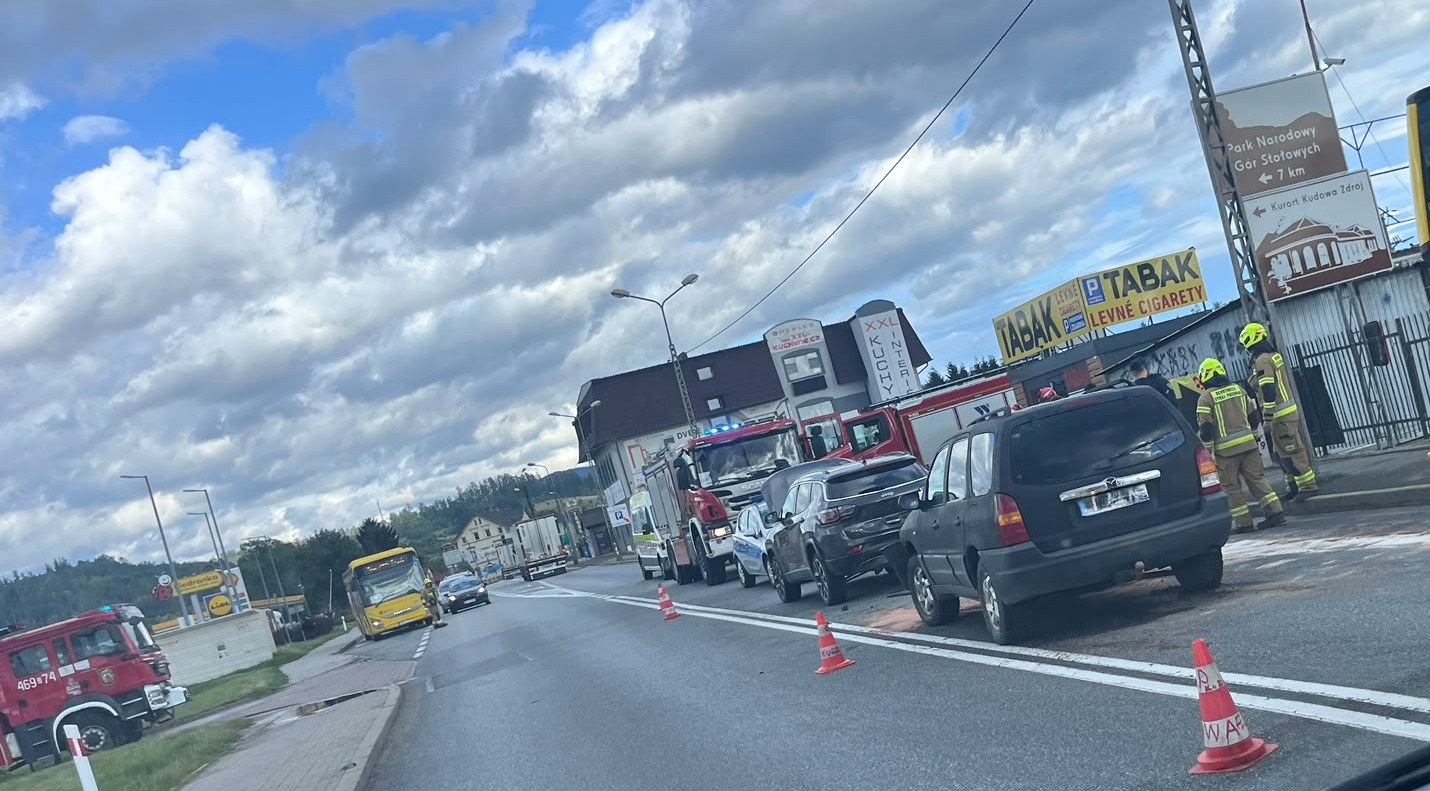 Kolizja dwóch samochodów na DK-8 w Kudowie-Zdroju